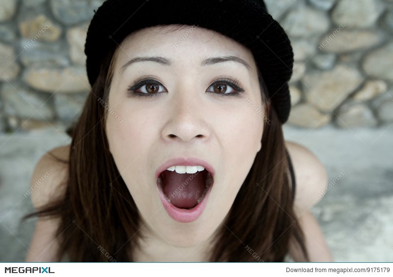 Молоденькая азиатка взяла в рот большой белый член за доплату на эротическом массаже