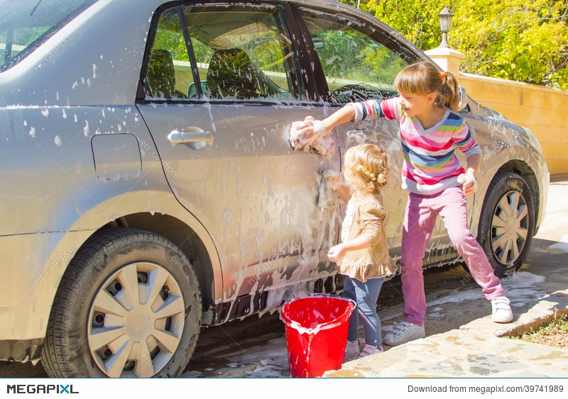 Мальчик моет машину. Мойка автомобилей подростками. Детская мойка для машин. Мыть машины ребенку. Мальчик моет машину.