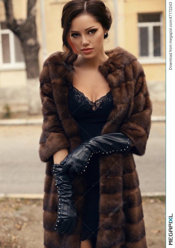 voldsom ledig stilling budget Woman With Dark Hair In Luxurious Fur Coat And Gloves Stock Photo 47172243  - Megapixl
