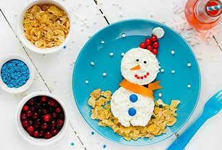 Healthy breakfast idea for kids - christmas snowman from cottage cheese and corn flakes