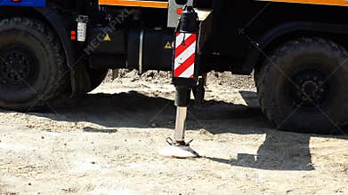 The hydraulic cylinder of the sliding support of the truck crane enters the support column