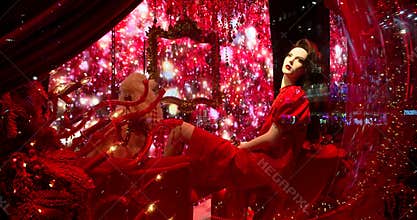 Saks Fifth AvenueÃ¢â‚¬â„¢s magical Theater of Dreams themed 2018 ultimate light show and holiday windows displays