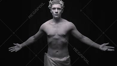 The statue of the Caesar spreads his arms