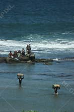 24.06.2017, Greece, Coast.: African Refugees trying to help themselves ashore