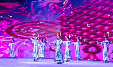 Chinese Manchu costume dance performance
