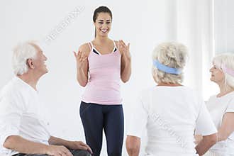 Lady talking with seniors