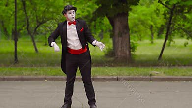 Mime catches his colleague with invisible lasso in the park