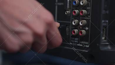 Hand connect the cable HDMI in the back of TV