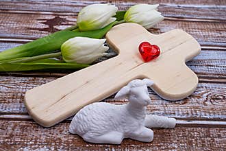 Decoration Jesus Passion with the sheep figure, cross, heart and white tulips.