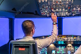 Instructor in flight simulator for the training of the pilots