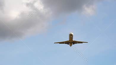 Mitsubishi CRJ-200ER flies overhead