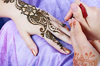 Henna applying