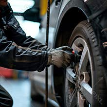 Tire service. Replacing a car wheel