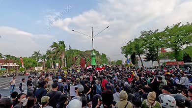 Indonesian rioted and demonstrated to demand higher allowances in the House of Representatives (DPR)