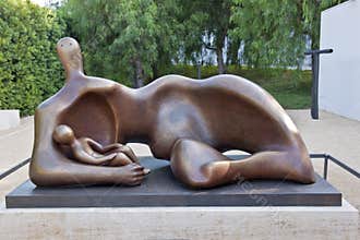 Henry Moore, Draped reclining Mother and Baby, 1983, Getty Center, Los Angeles, California, USA