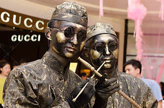 Bronze imitation of reality show, wearing a hundred years before the Chinese Qing Dynasty costumes and smoking gun