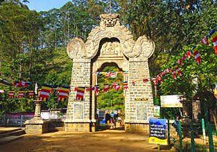 Makara Thorana way to Adam`s Peak