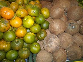 Exposed fruits, together in the newsstand