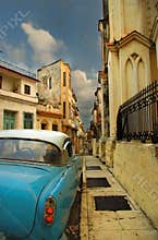 Street in Havana whit American old car