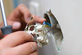 Installing an electrical plug / contact