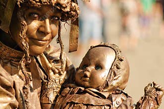 Woman artist performing during the International Festival of Living Statues