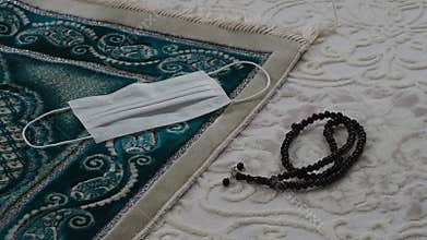 Worshiping with a mask, prayer rug and mask despite the coronavirus