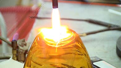 Vase logo being applied