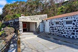 picnic and leisure area in the port of Portinhos, natural pools, lava tunnels and rock formations in the parish of Urzelina.