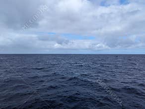Cloudy seaday with the horizon