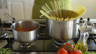 Cooking spaghetti