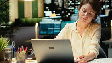 Worker building a presentation with organized agenda while drinking water