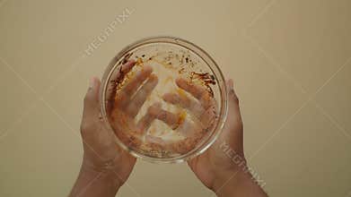 Cleaning a glass bowl after cooking curry