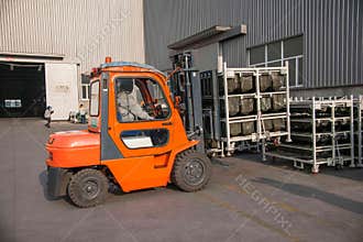 Chongqing Branch of Minsheng Logistics Baotou auto parts warehouse forklifts are operating