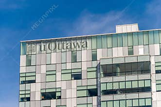 University of Ottawa logo and sign on the facade of the Social Sciences building