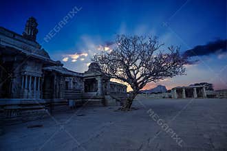 Stone chariot vijaya vithala temple main attraction at hampi, karnataka, india