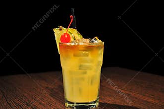 Alcoholic cocktail