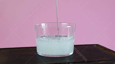Preparation of natural thickener using xanthan gum powder and water. Food additive E415