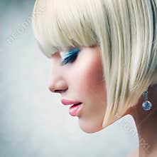Model with short Blond hair