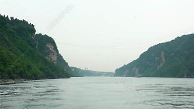 Actual footage of a tourist boat in the Xiling Gorge, Yichang, Hubei