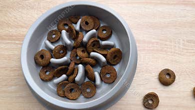 Dog food slowly disappearing from slow feeder bowl