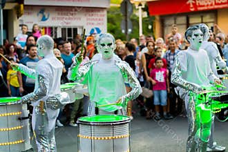 Worldbeaters Spark drummers