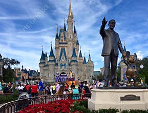 Walt Disney holding hands with mickey mouse