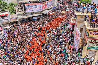 Peoples pulling a cart
