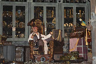 Captain Jack Sparrow and the parrot - Pirates of the Caribbean film - Walt Disney park ride - Magic Kingdom