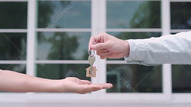 The real estate agent sends the house key to the customer after agreeing to a home sale or insurance contract with legal effect