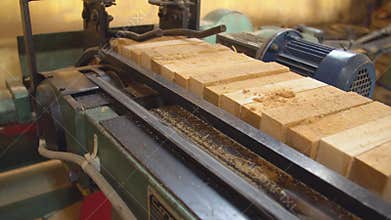 Automatic feeding of wooden blocks