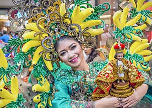 Sinulog dancer proudly holding the Santo NiÃ±o statue