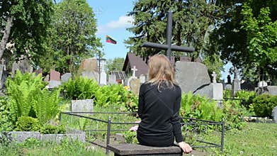 Soldier loss girl grave