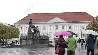 People walking on the Neuer Square, with the Palais Rosenberg (Rathaus) building in the background