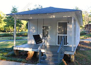 Front view of childhood home of Elvis Presley